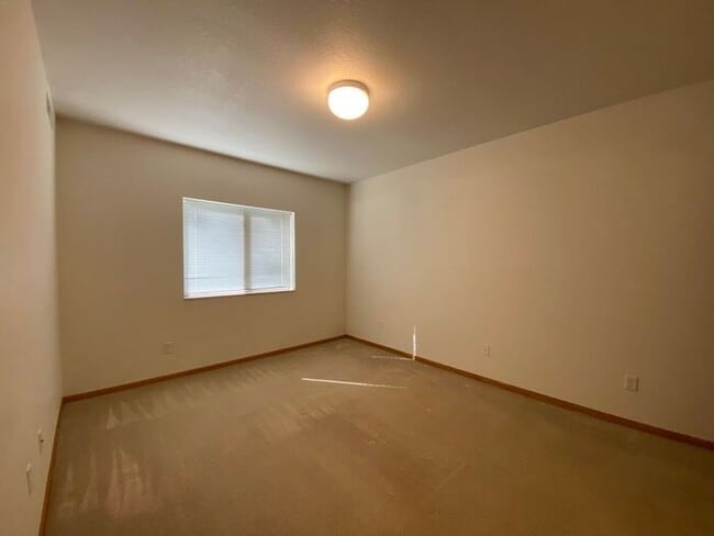Building Photo - $1550 | 3 Bedroom, 2 Bathroom House | PET ...