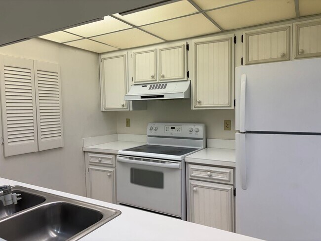 Building Photo - 602 Olde Camelot Cir