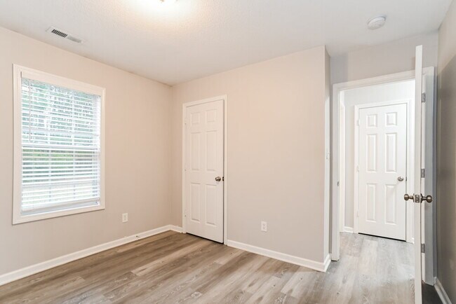 Building Photo - 3004 Great Falls Dr