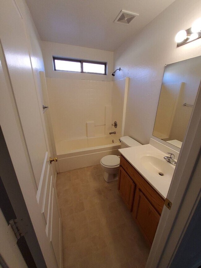Building Photo - Laveen 3 bedroom
