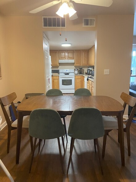 Building Photo - 12304 W Cross Dr