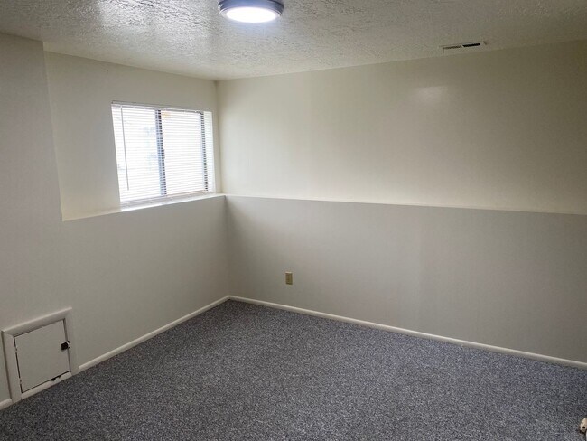 Building Photo - 2 Weeks Rent Free! Spacious 4 Bed, 3 Bath Condo in South Ogden