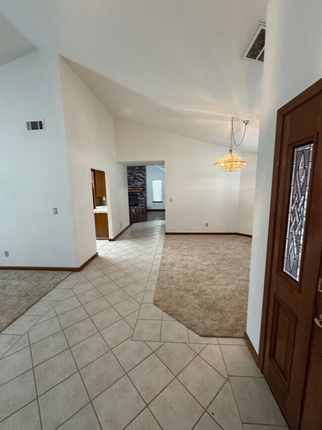 Building Photo - 2119 St Anton Dr