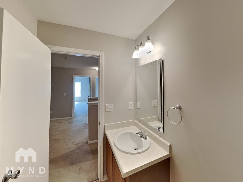 Building Photo - 6215 Woodland Commons Dr