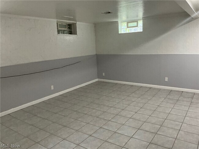 Building Photo - 3732 Maplecrest Rd