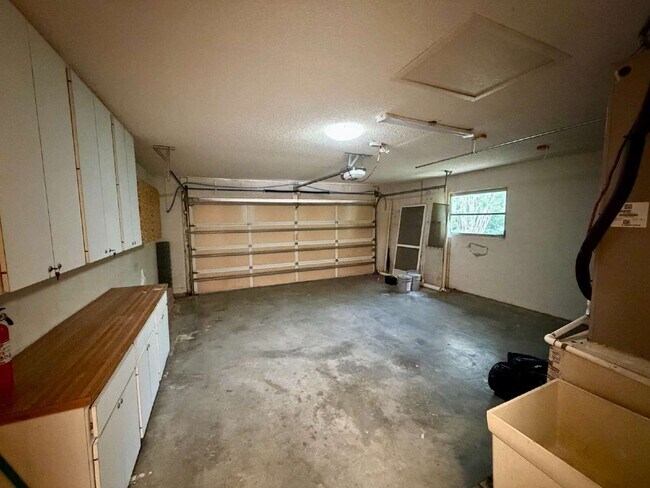 Building Photo - 423 Whispering Oaks Ct