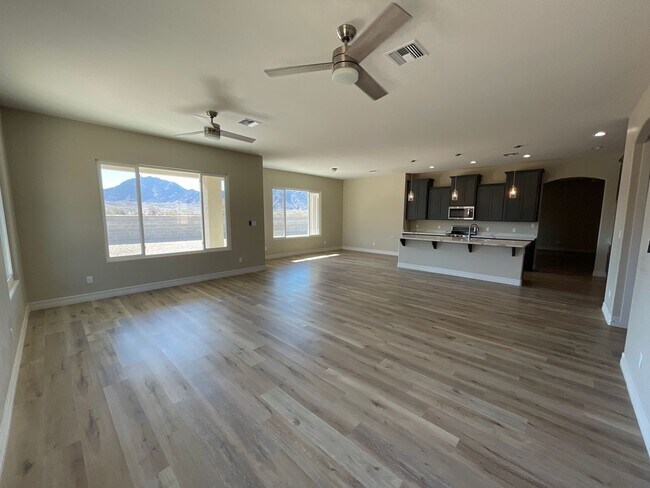 Building Photo - Gorgeous Ravines Home