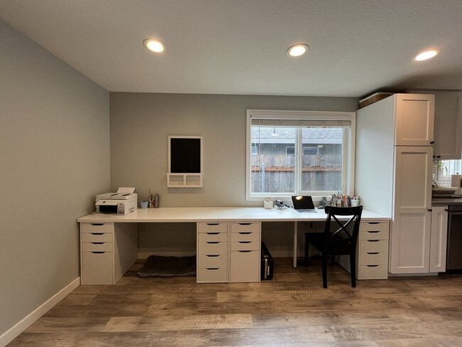 Building Photo - Charming Home Near Nike Campus with Vaulted Ceilings & Updated Kitchen