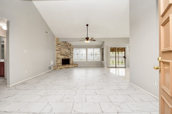 Building Photo - 527 Oakdale Dr