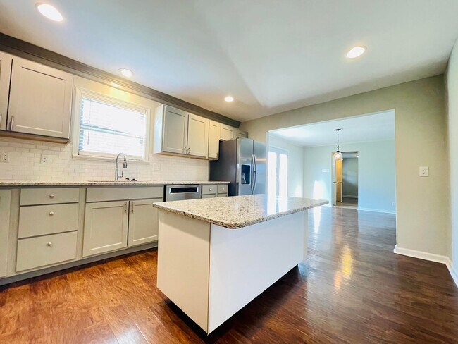 Building Photo - 223 Raintree Ln