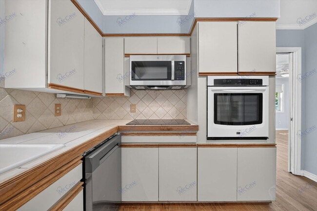 Building Photo - 3550 Ainsworth Dr