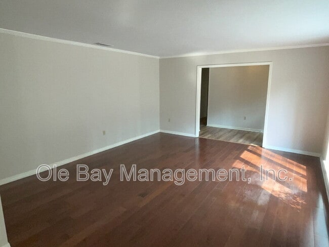 Building Photo - 613 Vaughn Dr N