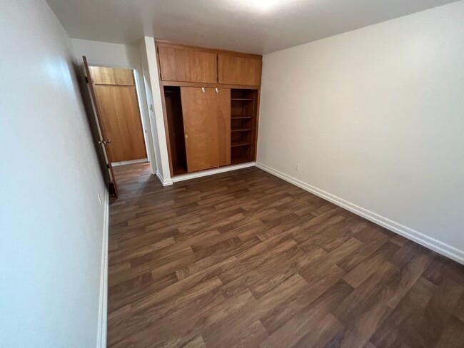 Building Photo - Spacious 2 bedroom 1 bath with large priva...