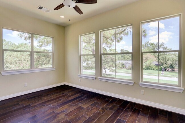 Building Photo - 5203 Beechnut St