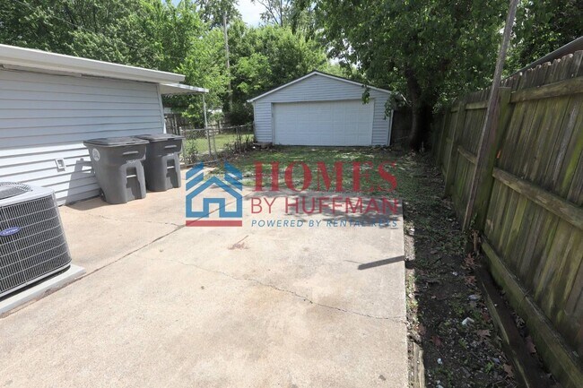 Building Photo - Three Bedroom | Detached Garage