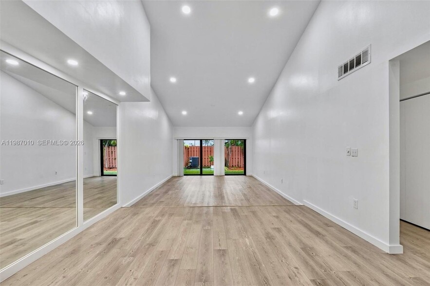 Building Photo - 518 NE 199th Ln