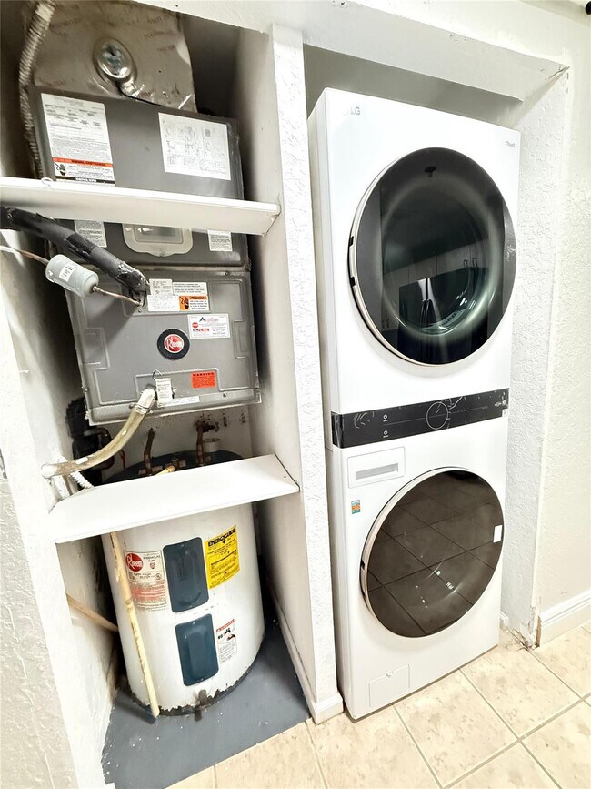 Building Photo - 2901 Riverside Dr