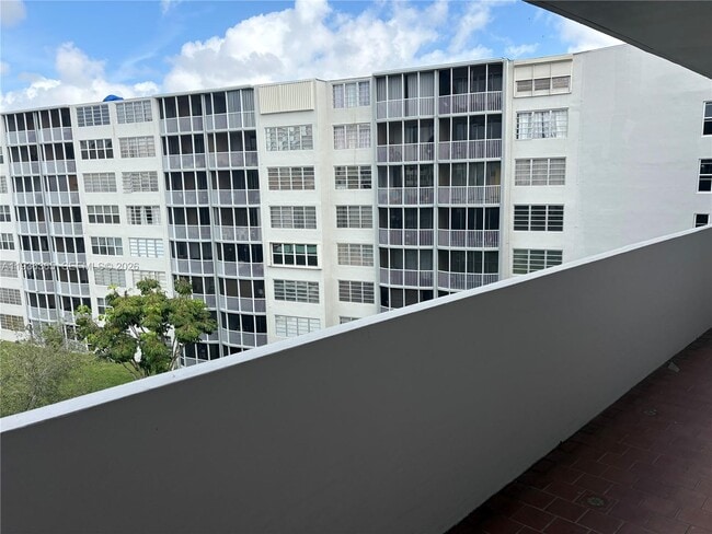 Building Photo - 1750 NE 191st St