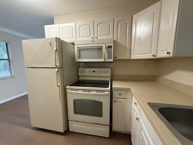 Building Photo - Queen Street Apartments