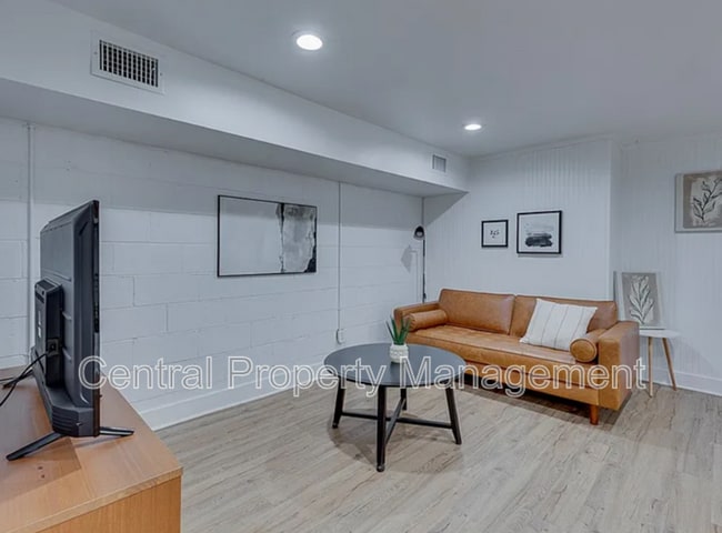 Building Photo - 1126 N Hwy 25 Bypass