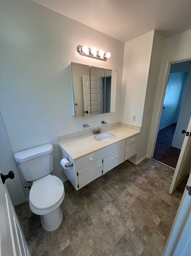 Building Photo - FOR RENT 3+1 IN SIMI VALLEY