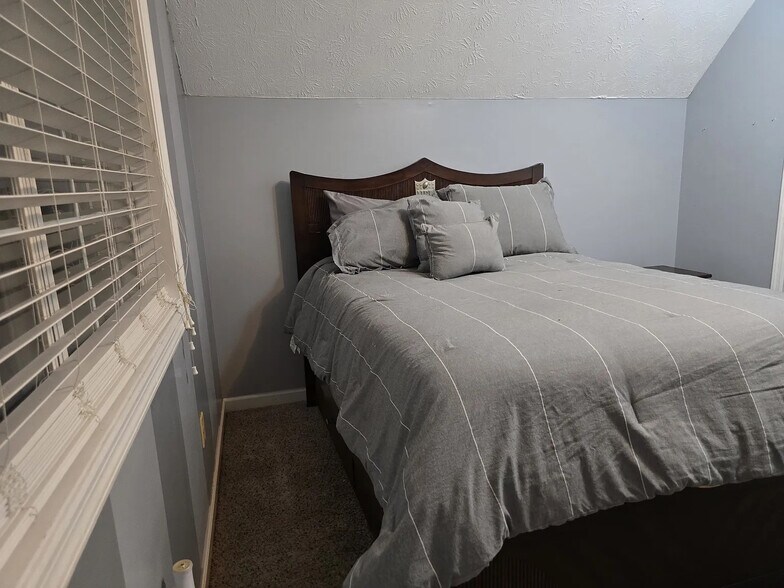 Building Photo - Room in Single Family Home on Hayes Ln