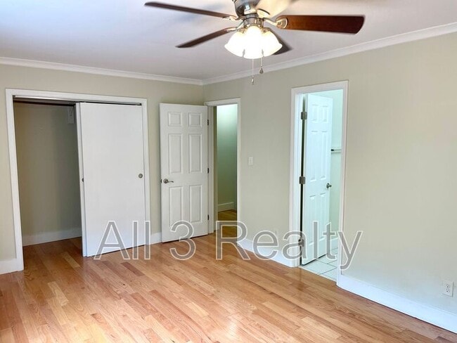 Building Photo - 696 Redland Dr