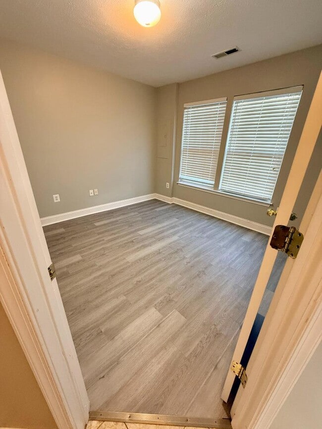 Building Photo - 838 Lowe Rd