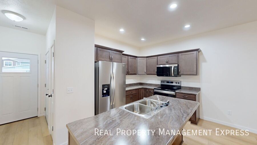 Building Photo - Stylish 1 Bed 1.5 Bath Townhome