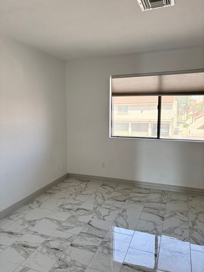 Building Photo - **SLEEK 1 BEDROOM/1 BATHROOM/LOFT/1 CAR GARAGE CONDO IN MESA (BROWN RD & CENTER ST)**
