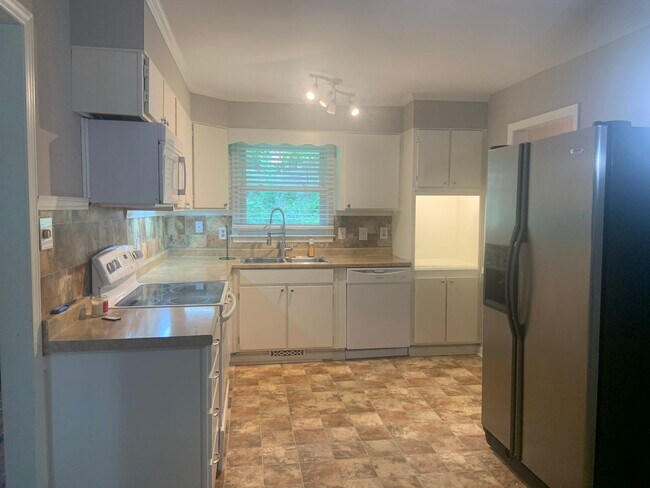 Building Photo - 3 Bedroom Located Near Four Seasons Mall