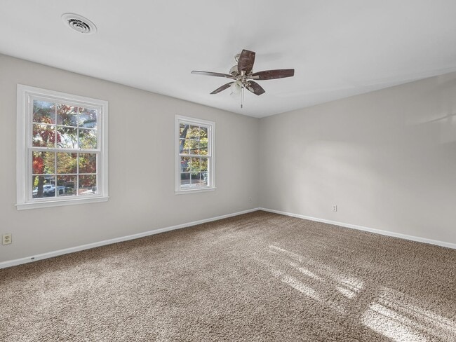 Building Photo - Charming 2BR/1.5BA Townhouse – Pets Welcom...