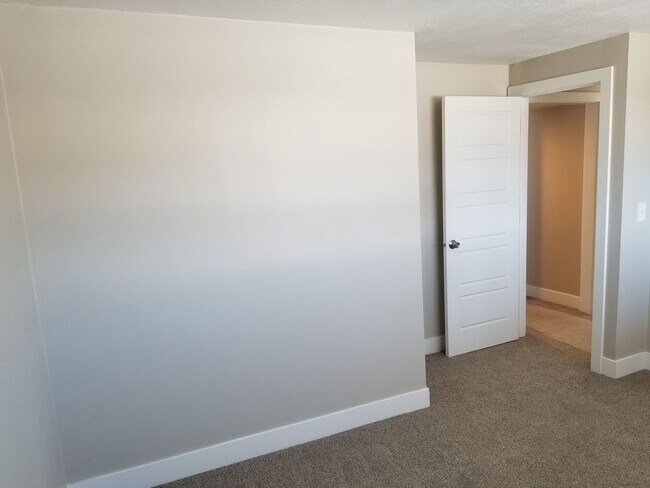 Building Photo - Spacious 5-Bedroom Magna Home with Deck and Ample Parking