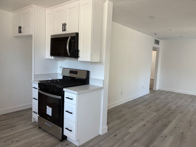 Building Photo - Fully Renovated 3-Bed in the heart of Teha...