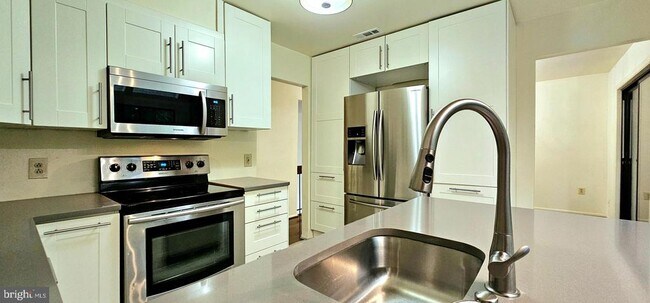 Building Photo - 8729 Sheridan Farms Ct