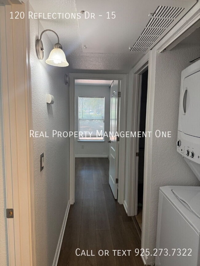 Building Photo - 120 Reflections Dr