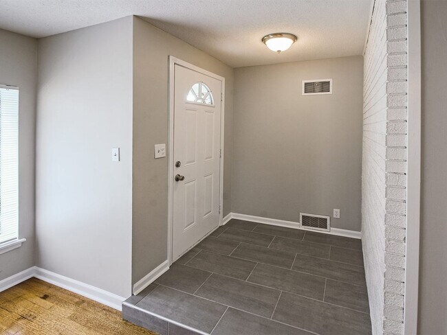 Building Photo - UPDATED & CUTE 3 bed, 2 bath home.