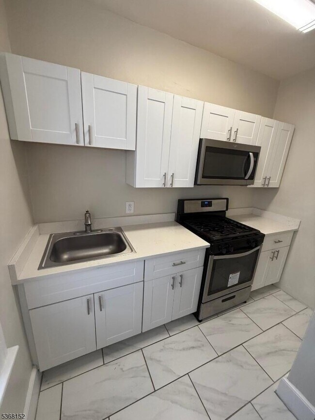 Building Photo - 570 Bloomfield Ave