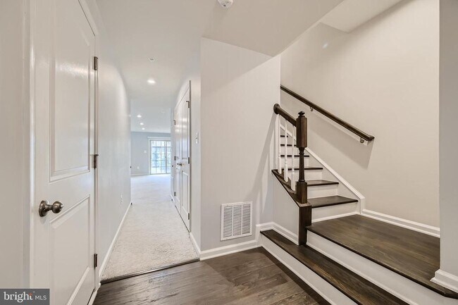 Building Photo - 2911 Stagg Ln