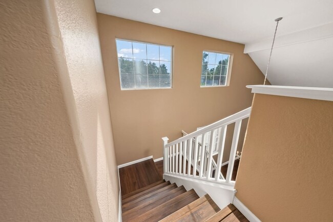 Building Photo - Spacious 4 Bedroom, 2.5 Bath Home in Sacra...