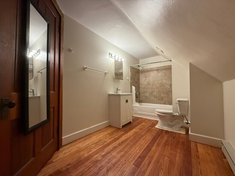 Building Photo - 133 Parker St