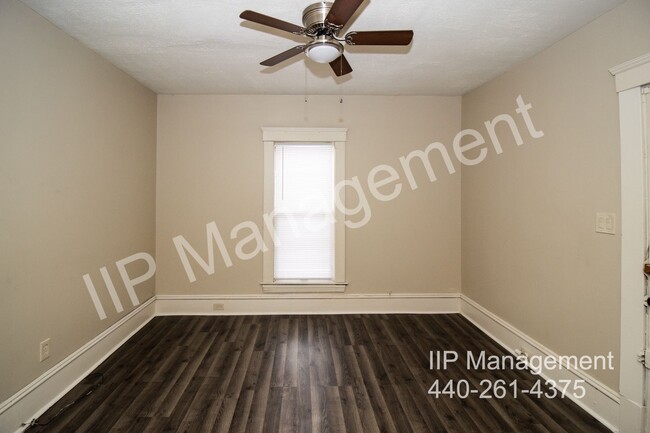 Building Photo - Charming and Spacious 2BR Upper Unit in Cl...