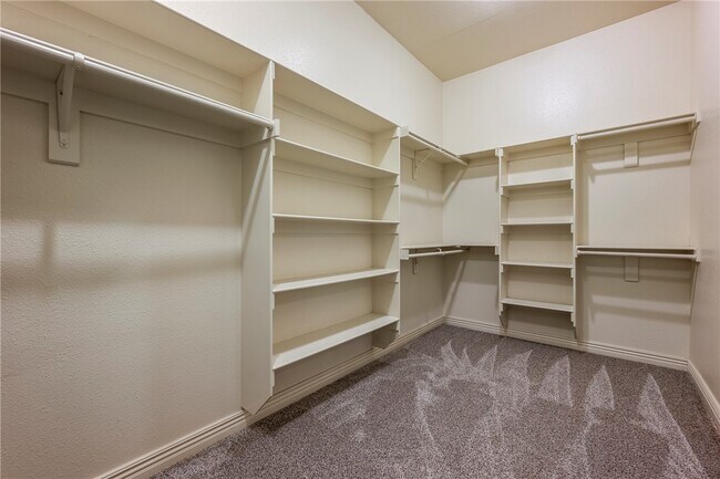 Building Photo - 2700 S Everest Ave