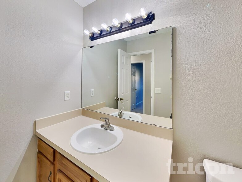 Building Photo - 11931 Marabou Ct S