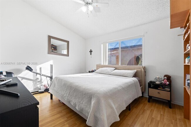 Building Photo - 6235 SW Kendale Lakes Cir