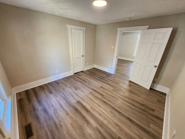 Building Photo - Spacious 2-Bedroom, 1-Bathroom Home AVAILABLE NOW!!