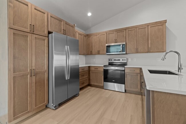 Building Photo - Beautiful New Executive Duplex