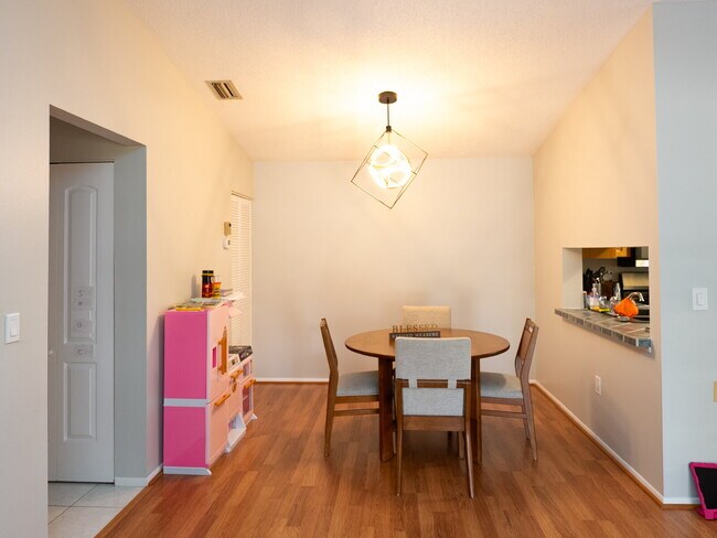 Building Photo - "Discover Serenity: Spacious 2-Bed, 2-Bath Condo in Vibrant Sarasota!"