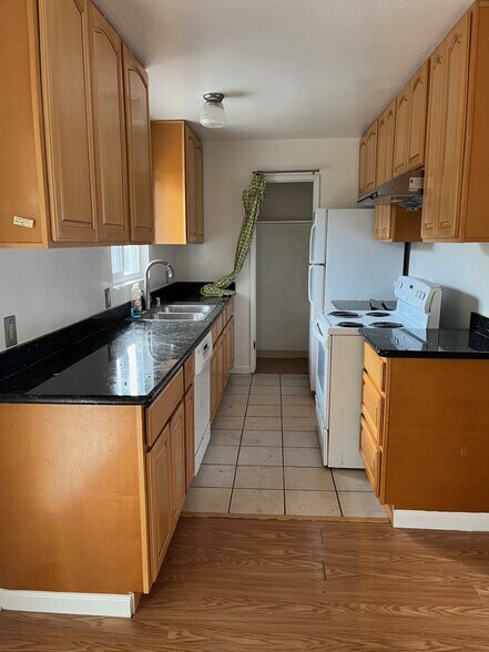 Building Photo - 527 Tyrella Ave