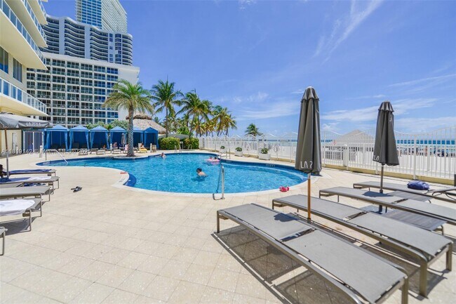 Building Photo - 16699 Collins Ave